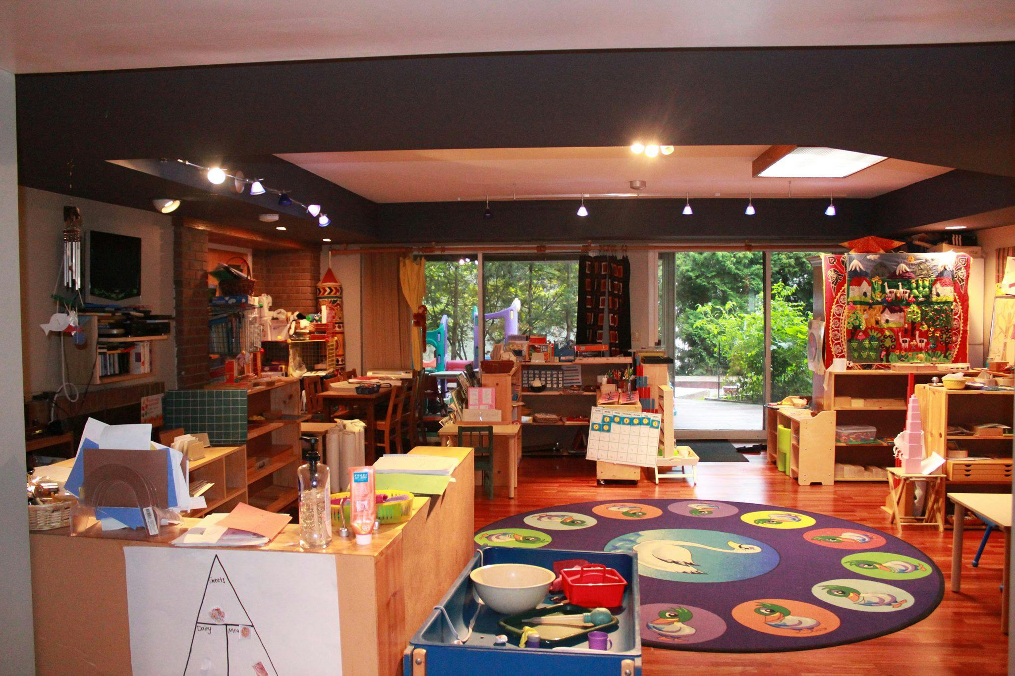Classroom with a round rug on the floor and large windows
