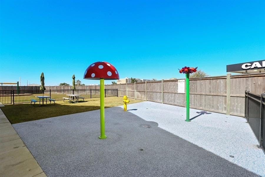Outdoor splash pad with mushroom-shaped water features