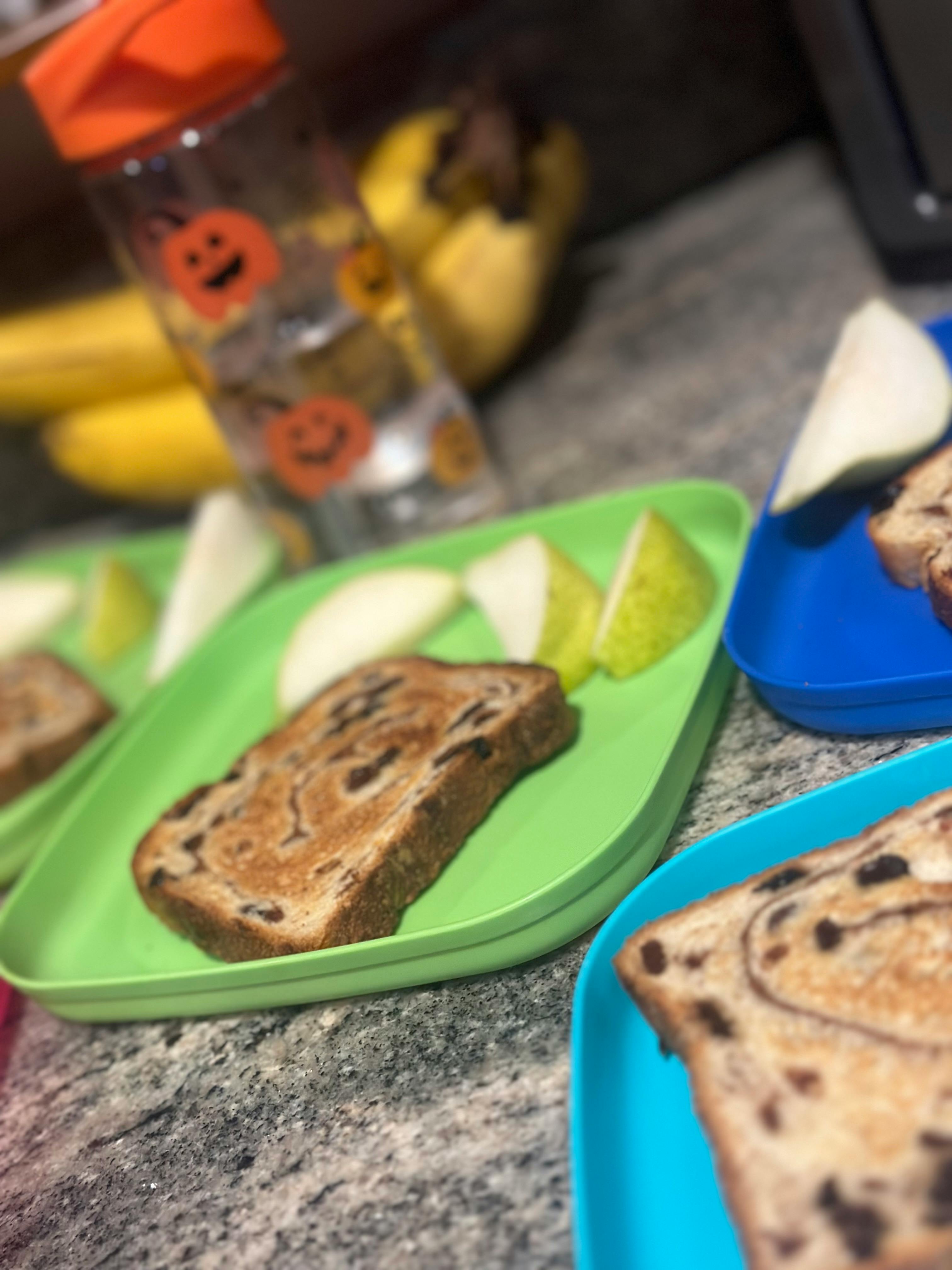 Toast and sliced pears on green and blue plates
