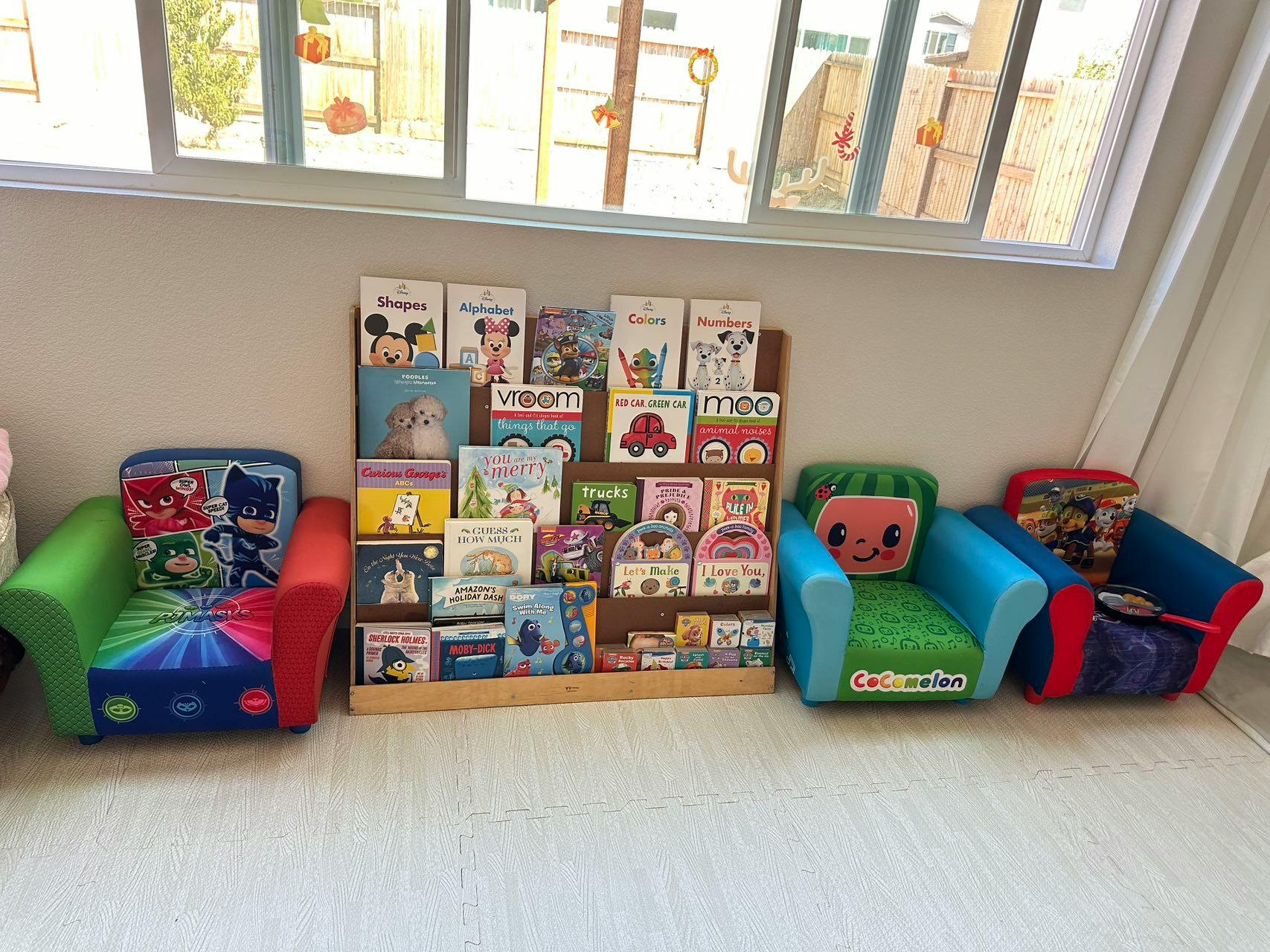 Children's chairs and a bookshelf filled with books in a room