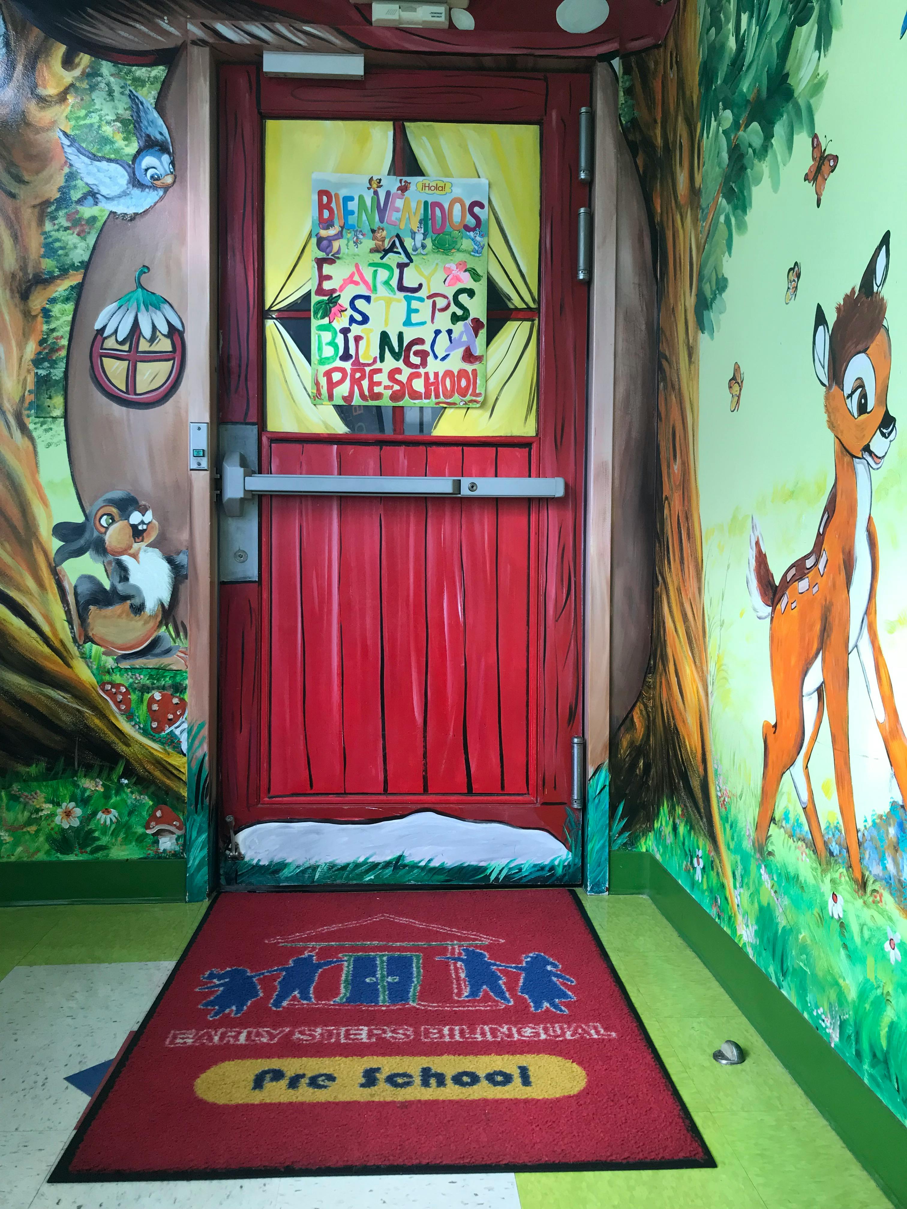 Red door with a sign that reads "Bienvenidos Early Steps Bilingual Preschool"