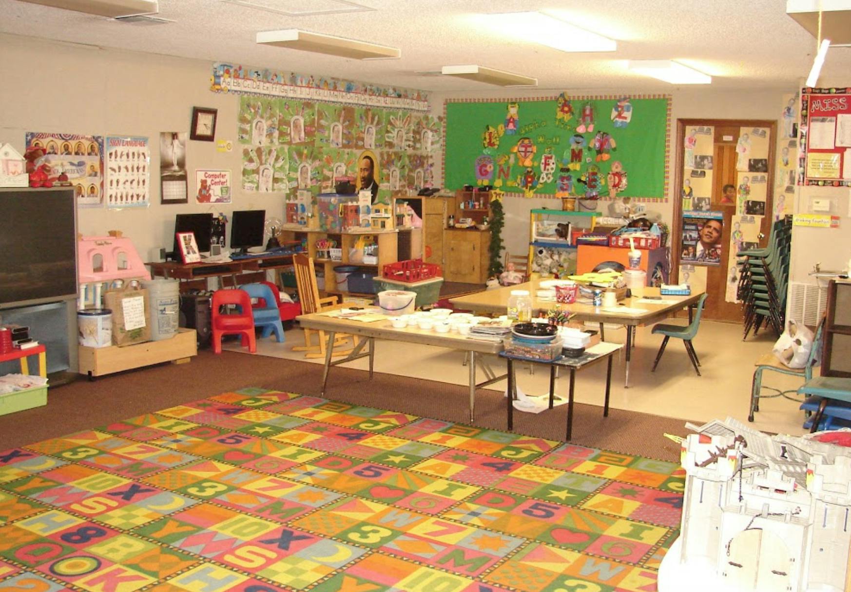 Classroom with alphabet rug and tables