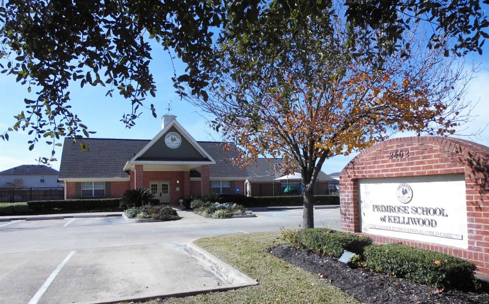 School building with a sign that reads "PINEBROOK SCHOOL OF KELLWOOD"