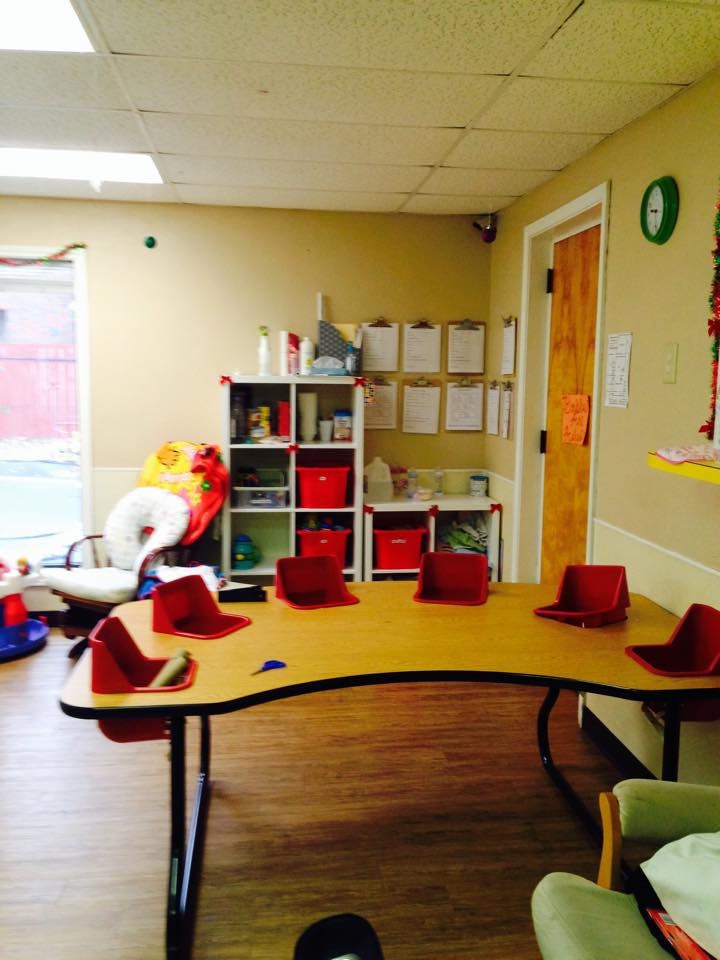 Classroom with a curved table and red chairs