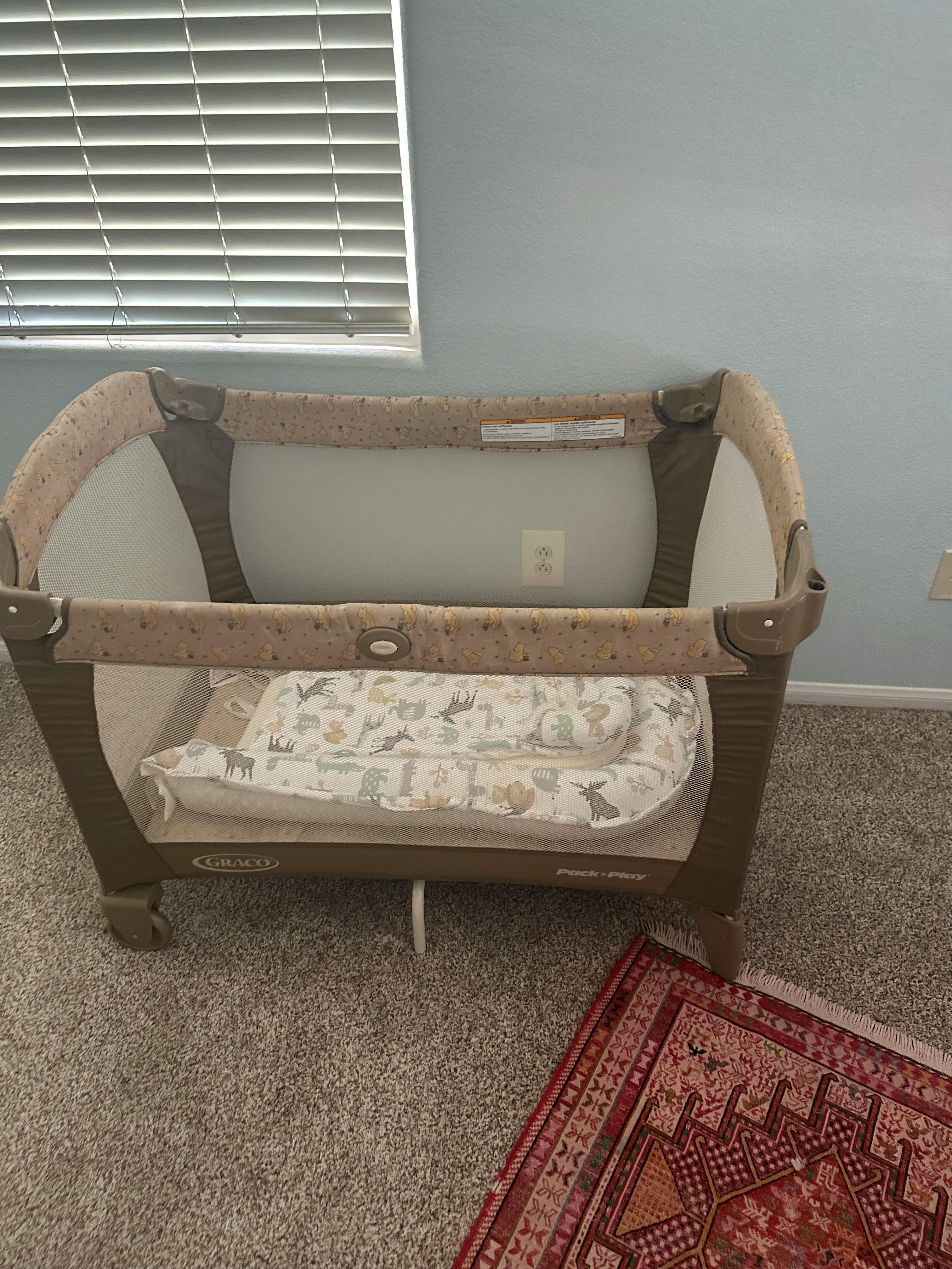 Portable playard with a patterned bassinet insert