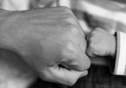 Рука отца и сына. Руки отца и сына. Руки отца и сына. Папа с дочкой на руках. Крепкие мужские руки.