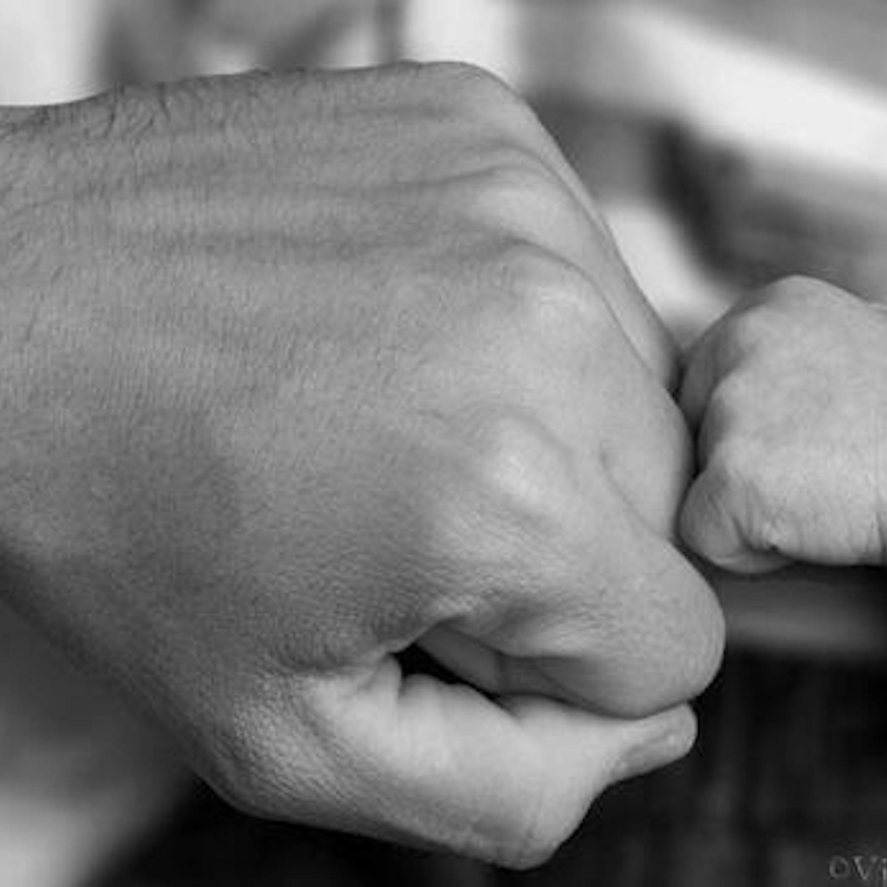 Станем сильнее вместе. Руки отца. Рука отца и сына. Папа с сыном на руках. Крепкие мужские руки.
