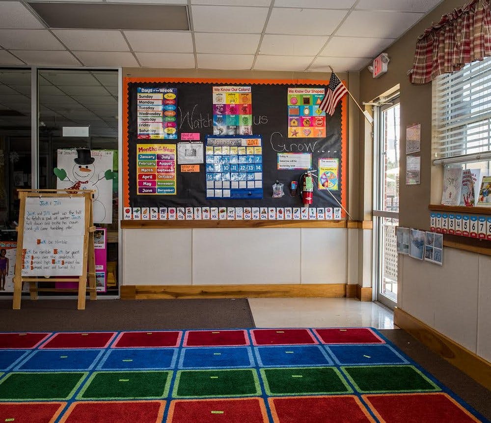 Classroom with a colorful rug and a bulletin board