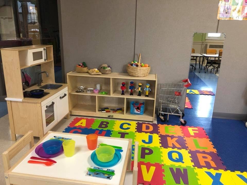 Play kitchen and alphabet mat in a classroom