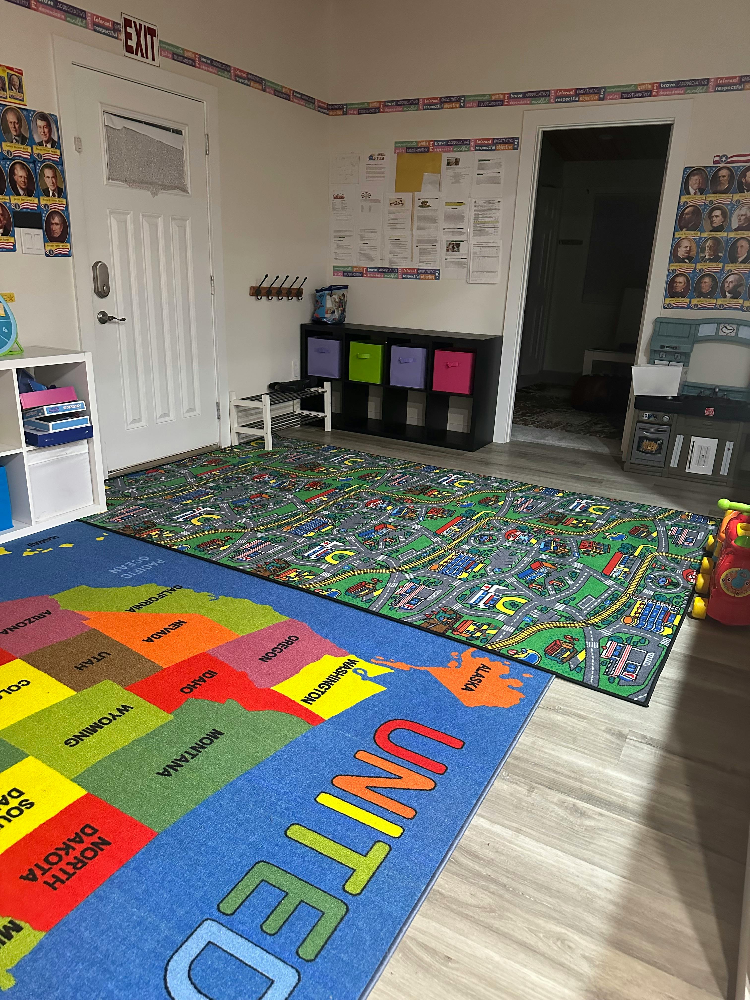 Classroom with two rugs, one with a map of the United States and one with a city map