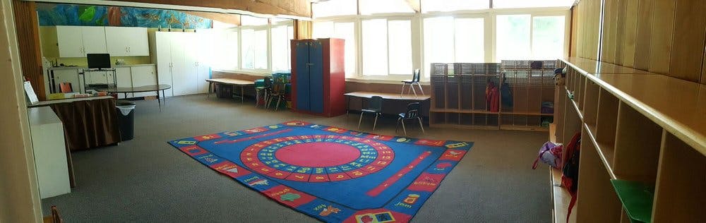 Classroom with a colorful circular rug on the floor