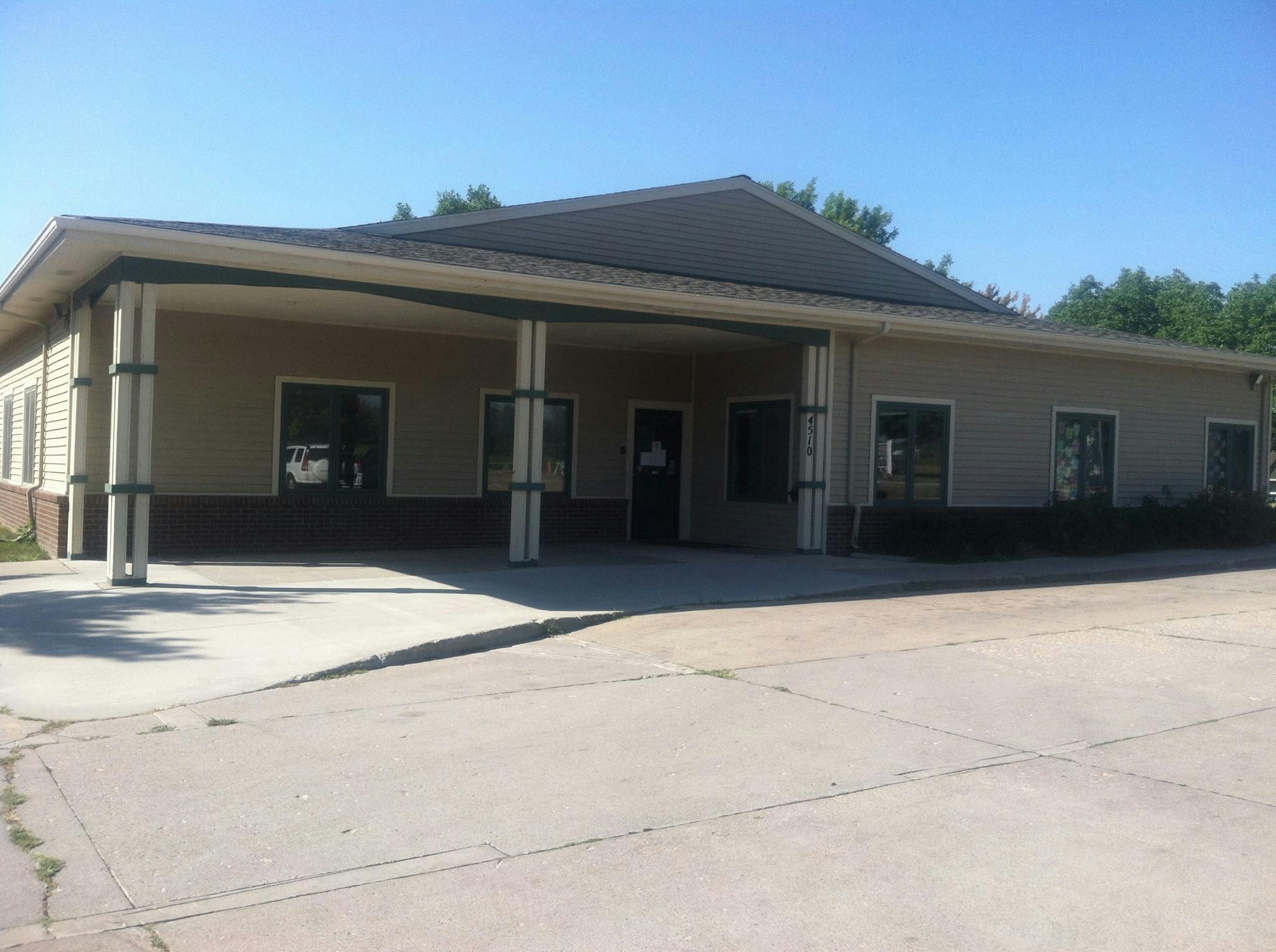Building with a covered entrance supported by columns