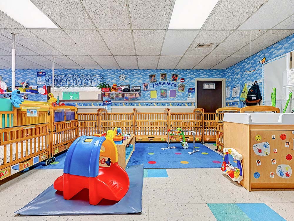 Cribs and toys in an infant daycare classroom