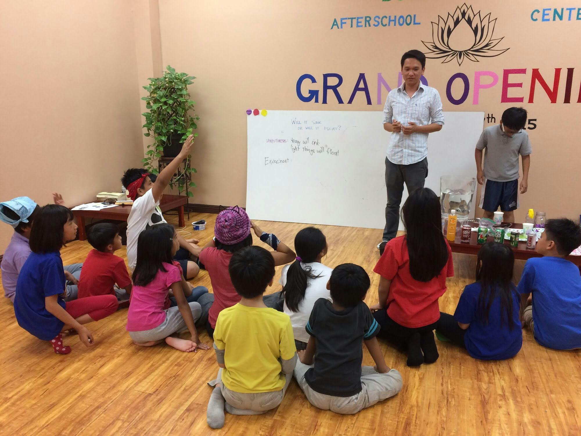 Person teaching a group of children sitting on the floor