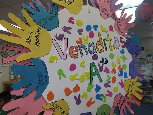 Craft project with colorful paper hand cutouts and text "Venaditos"