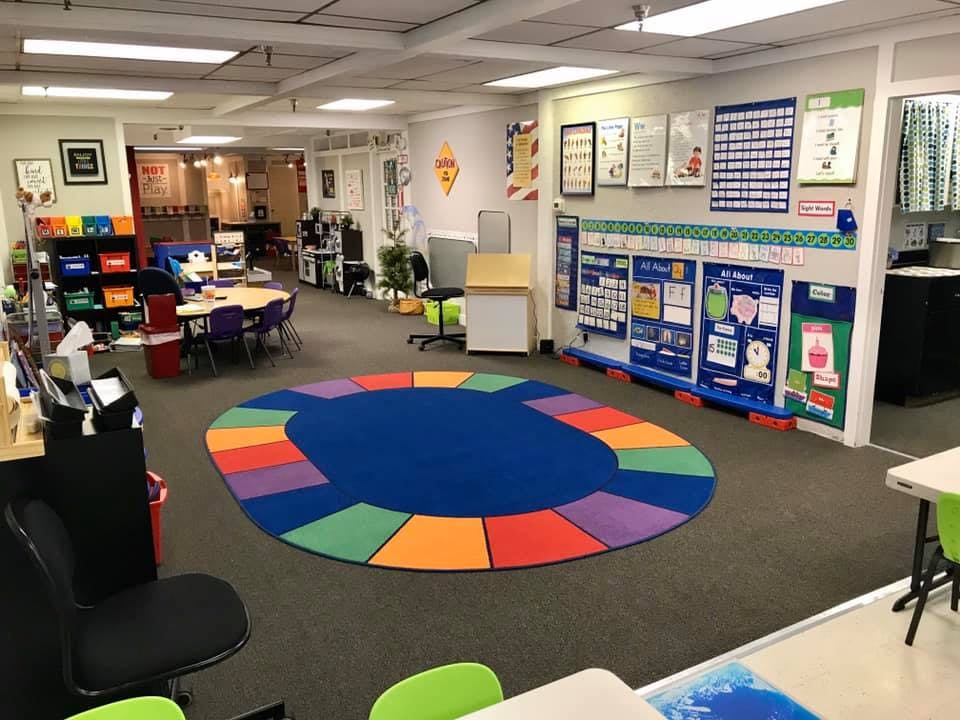 Classroom with a colorful circular rug on the floor