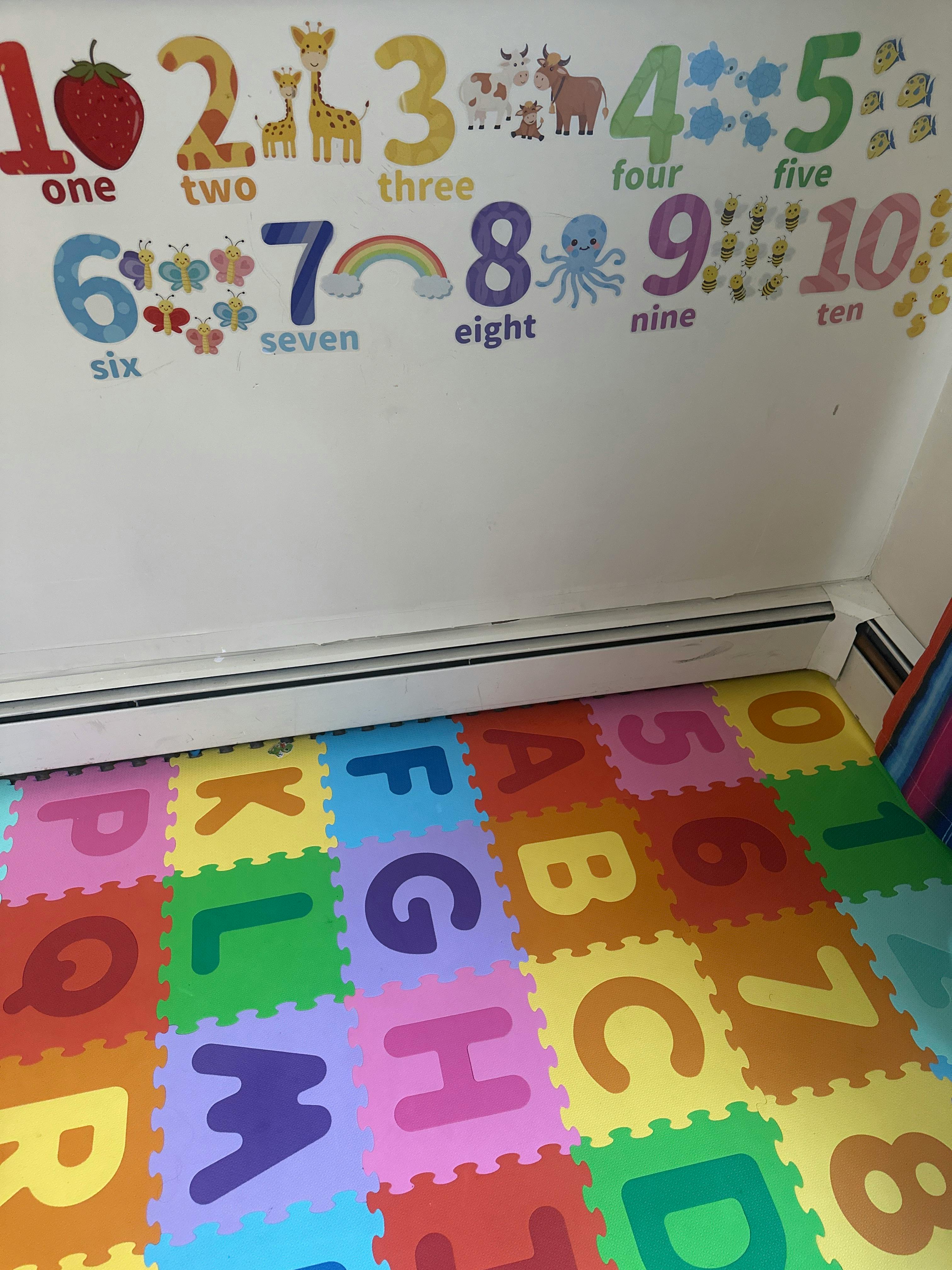 Wall with numbers one to ten and a floor with alphabet and number mats