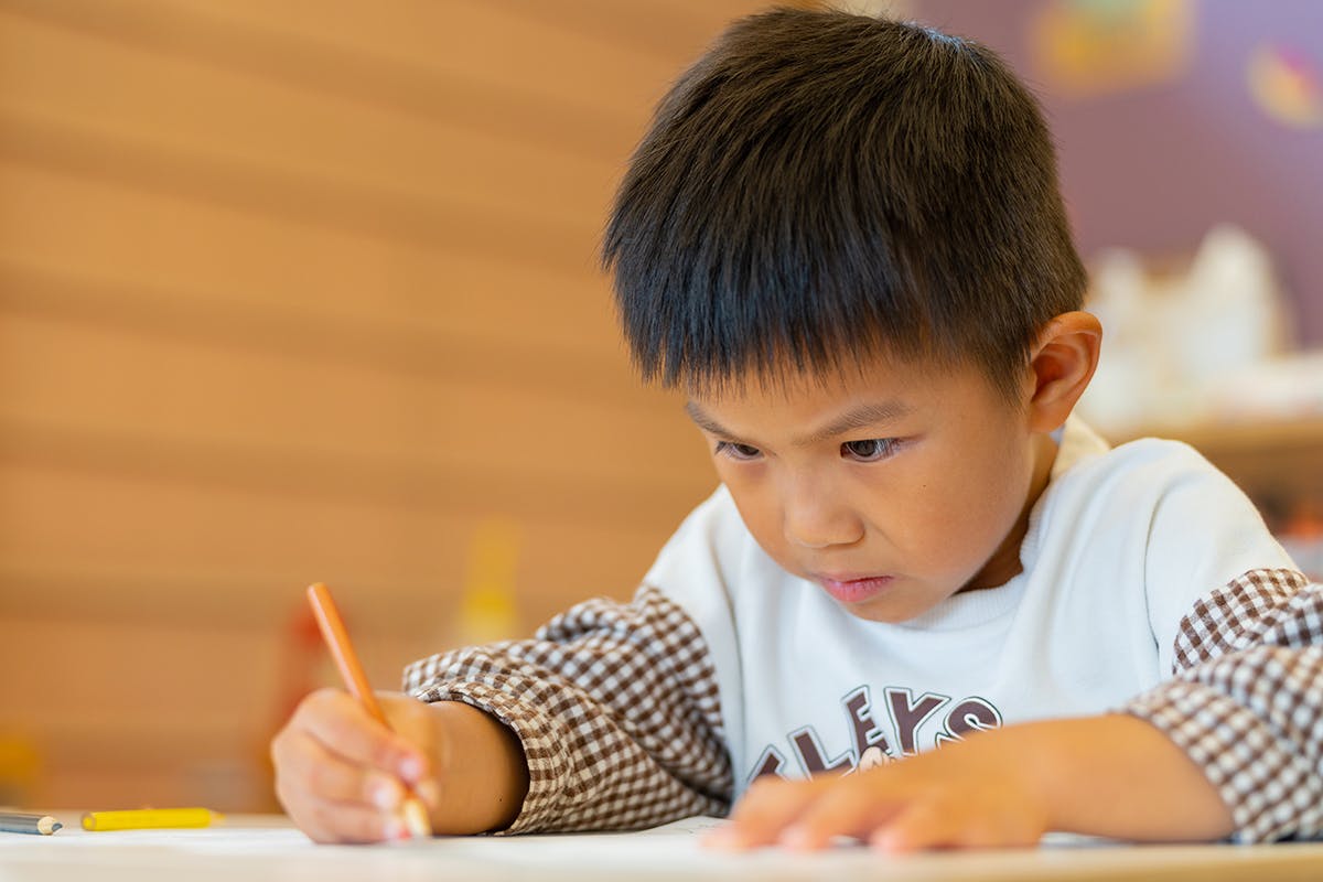 Child drawing with a pencil