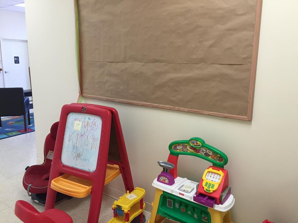 Children's easel and toy kitchen set