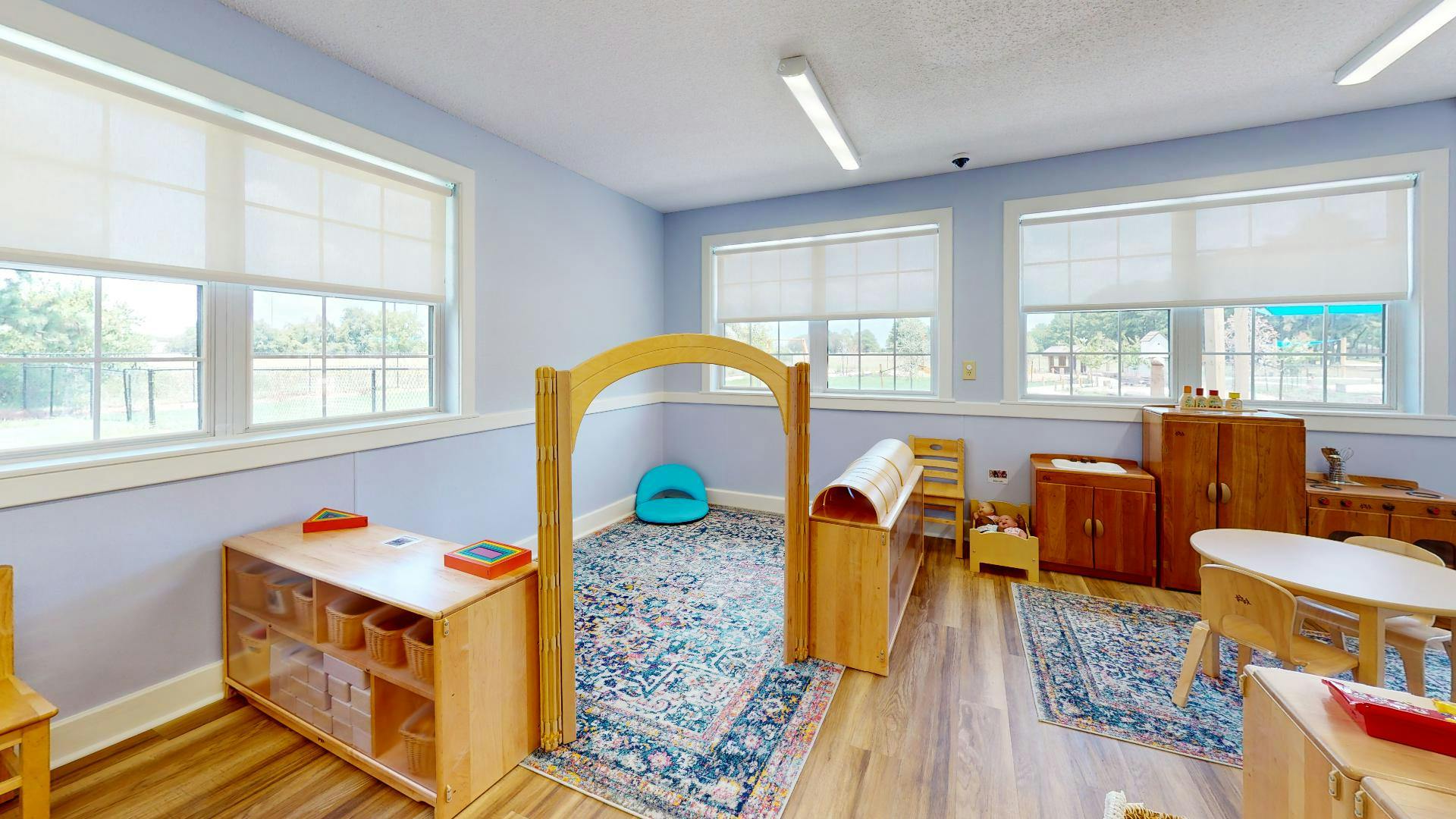 Classroom with wooden furniture and a patterned rug