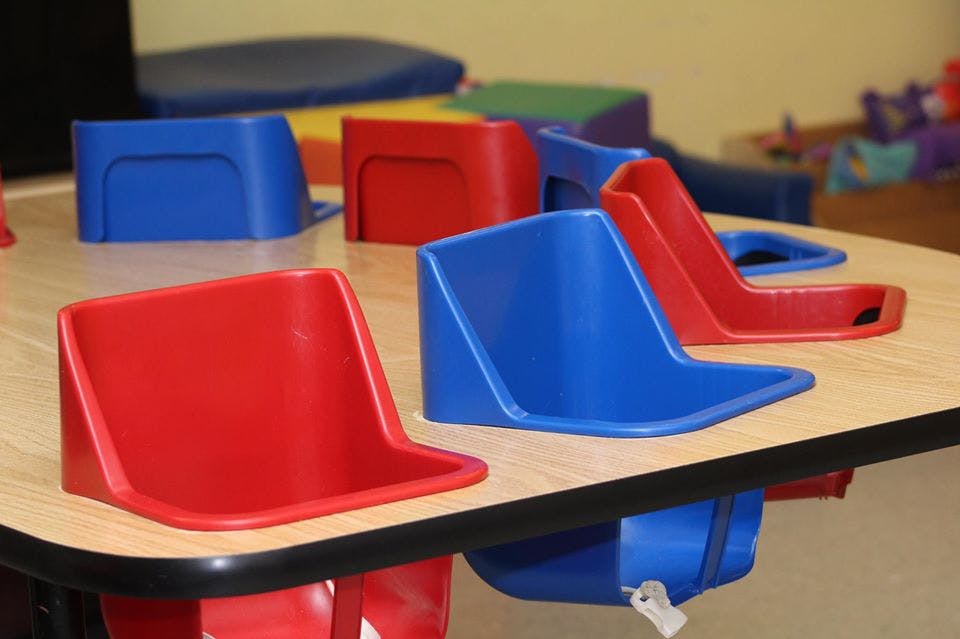 Red and blue child seats on a table