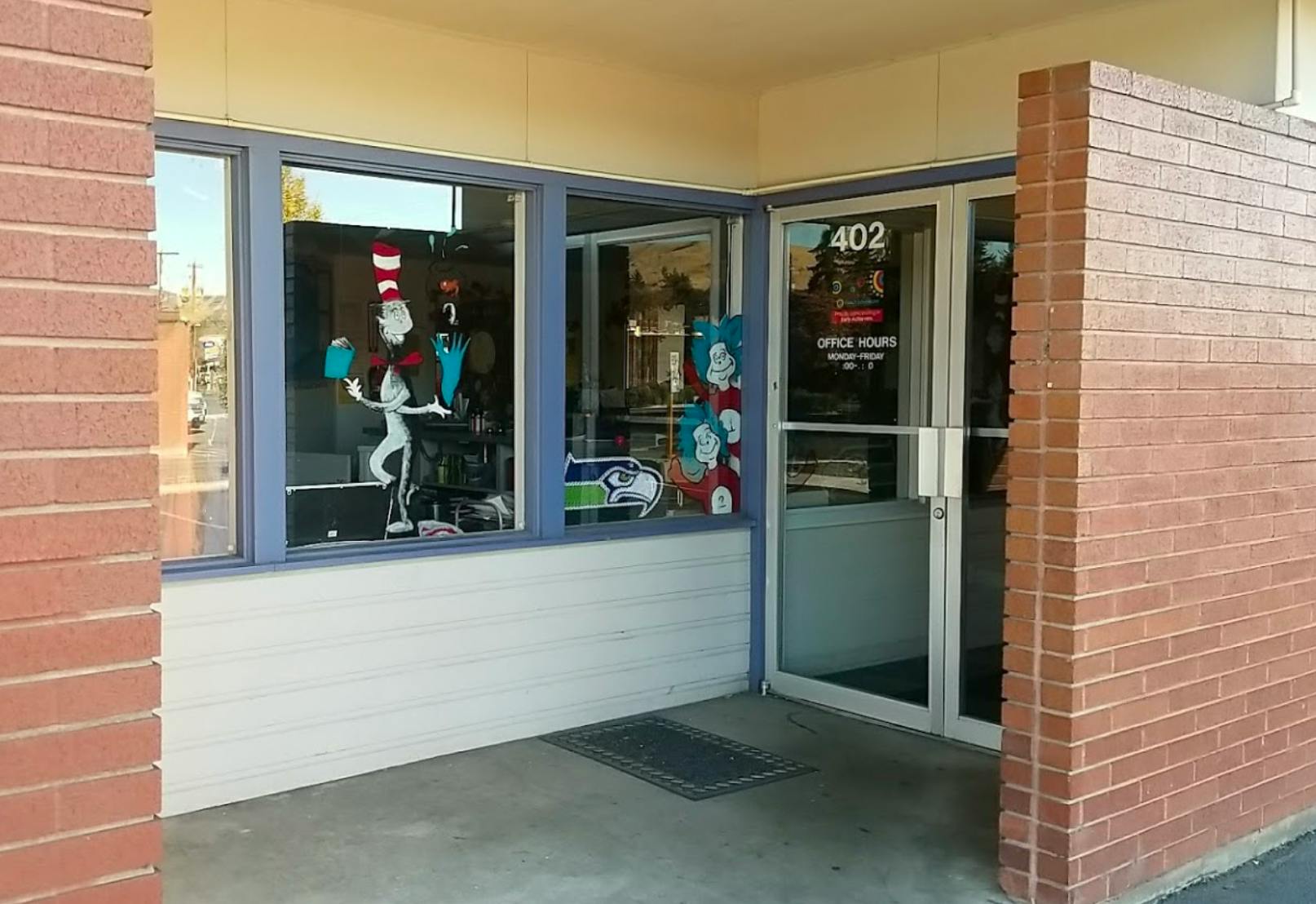 Storefront with windows displaying decorations and a glass door with "402"