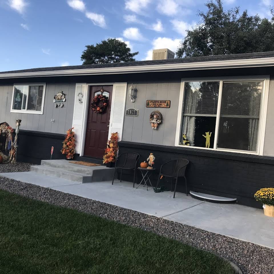 Front of a house with Halloween decorations