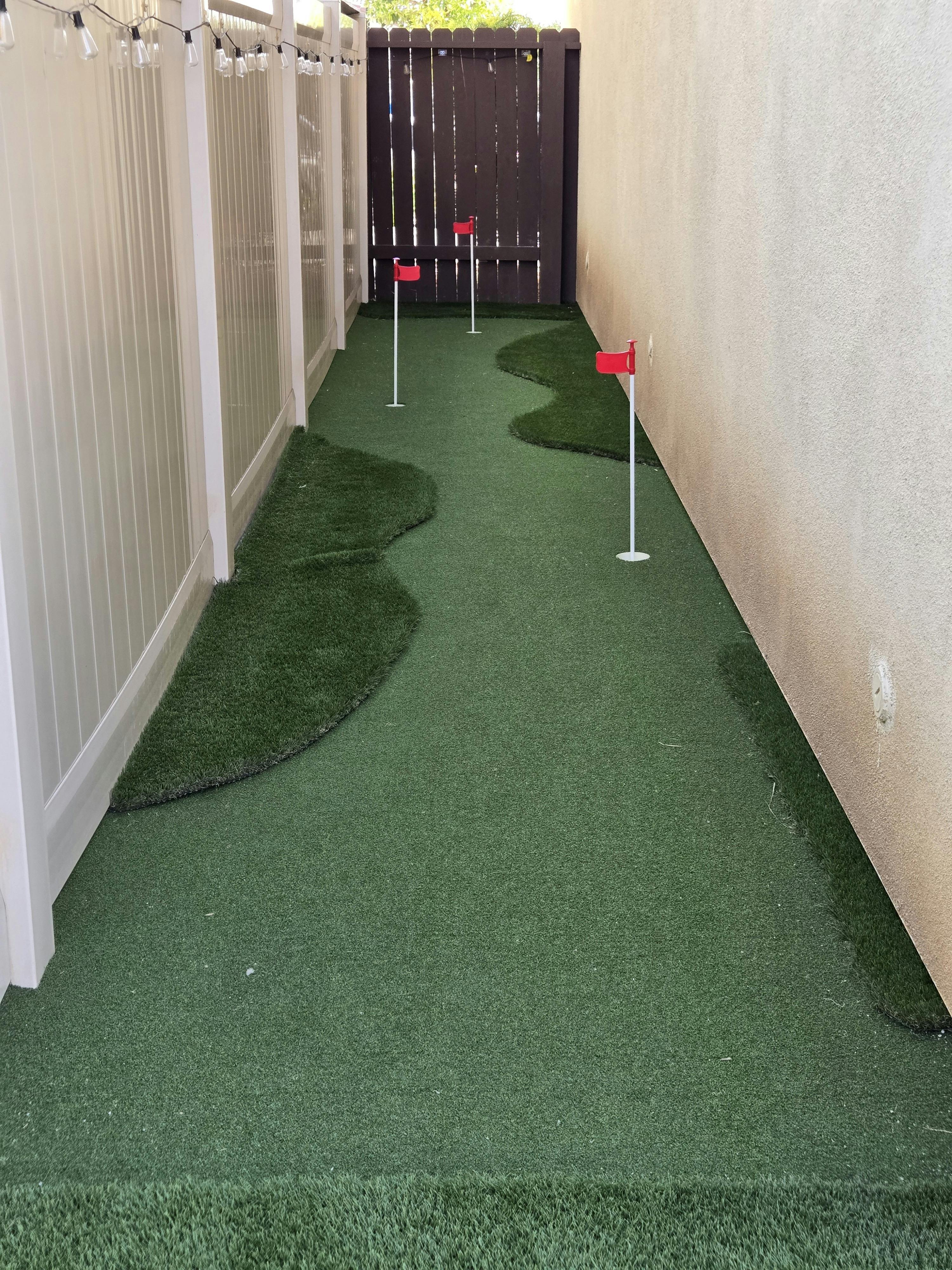 Backyard putting green in a narrow side yard