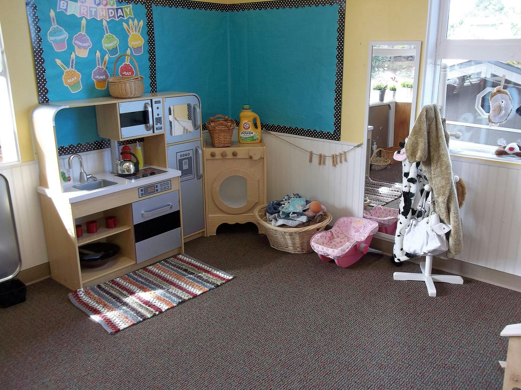 Play kitchen and laundry set in a classroom