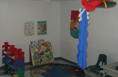 Children's classroom with book display, rug, and wall decorations