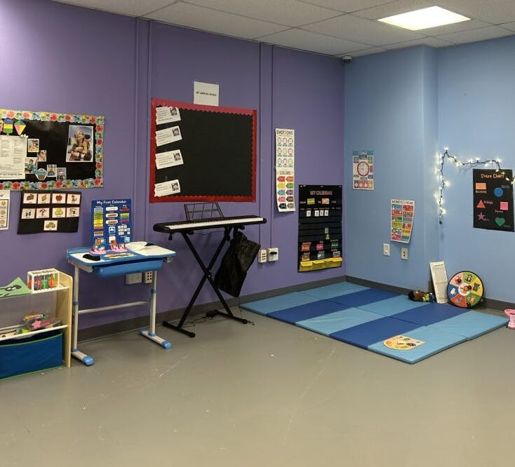 Classroom with purple and blue walls, a keyboard, and a blue striped mat