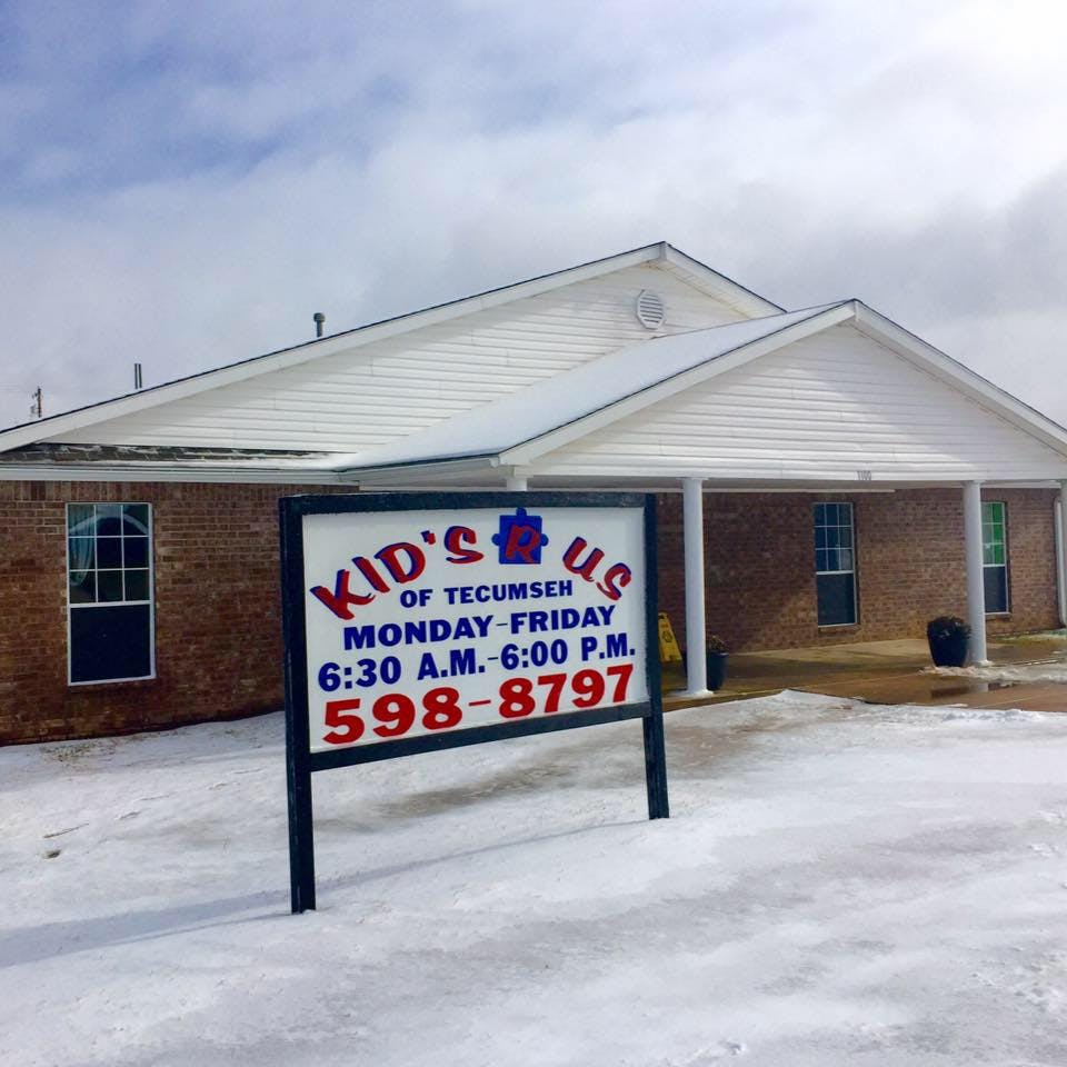 Building with a sign that reads "Kid's Us of Tecumseh"