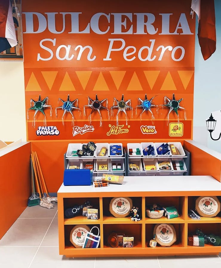 Candy store display with a sign that reads "DULCERIA San Pedro"