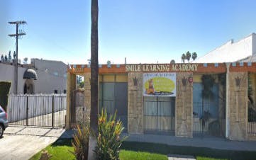 Building with "Smile Learning Academy" sign
