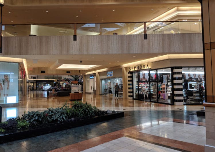 lululemon store hours northbrook apartments