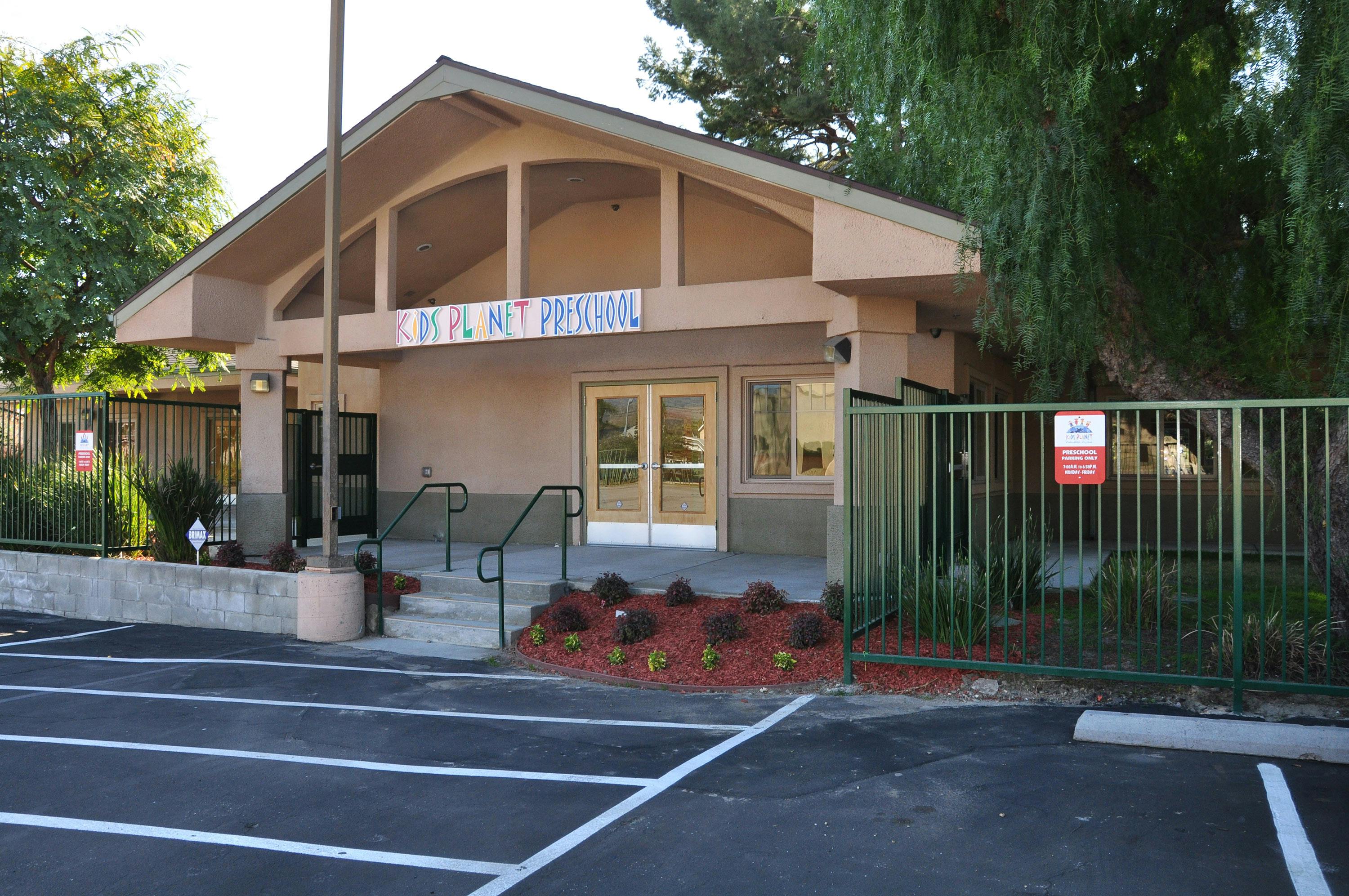 Building with a sign that reads "PS PLANT PRIMARY"