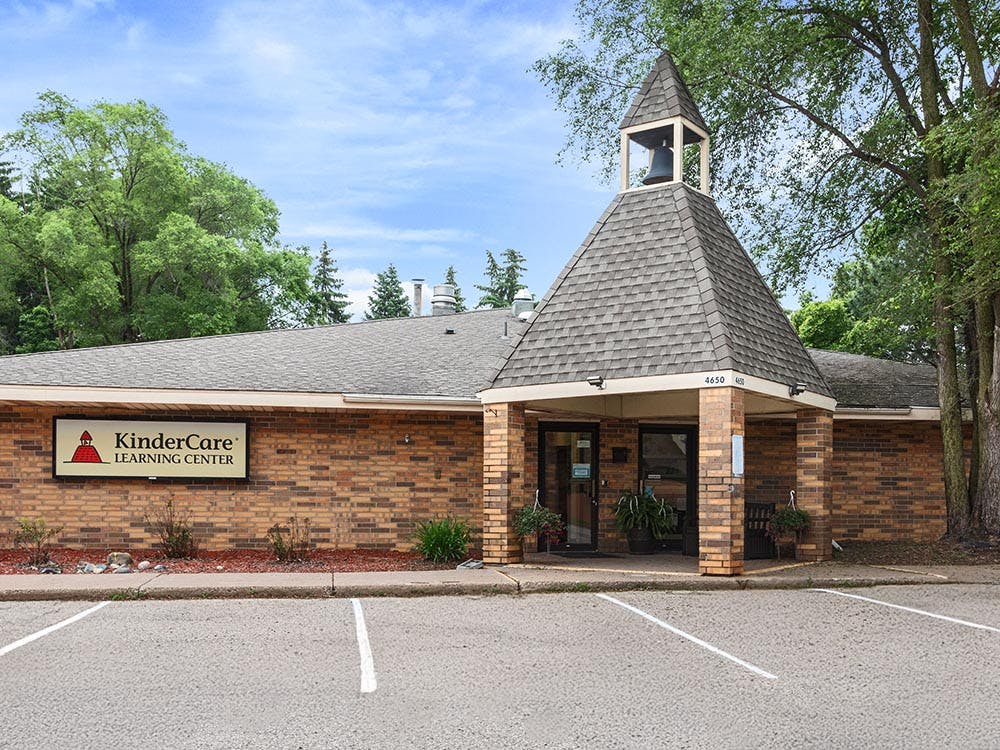 Brick building with a sign that reads "KinderCare Learning Center"