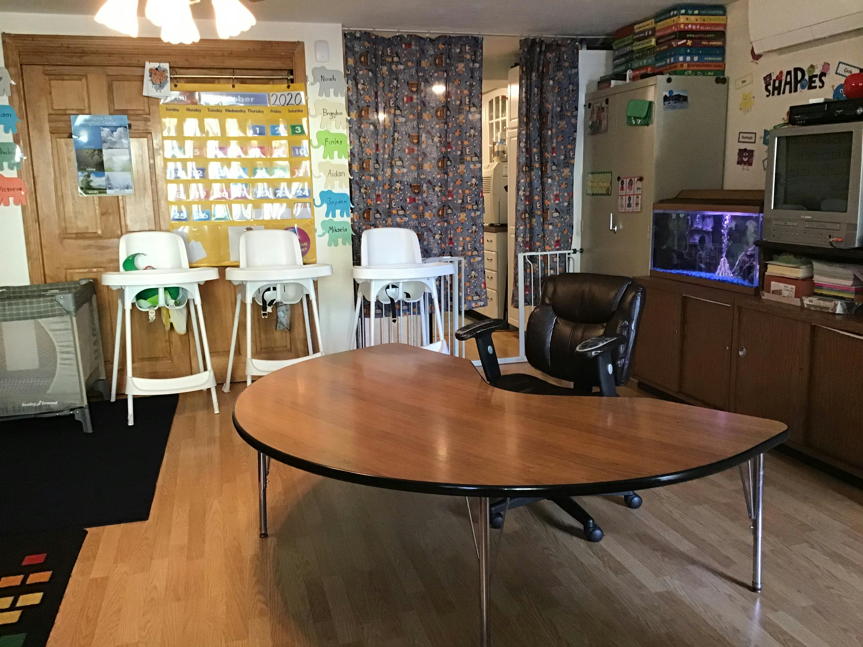 Three high chairs and a kidney-shaped table in a room