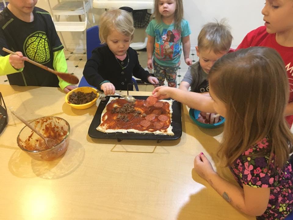 Children making pizza