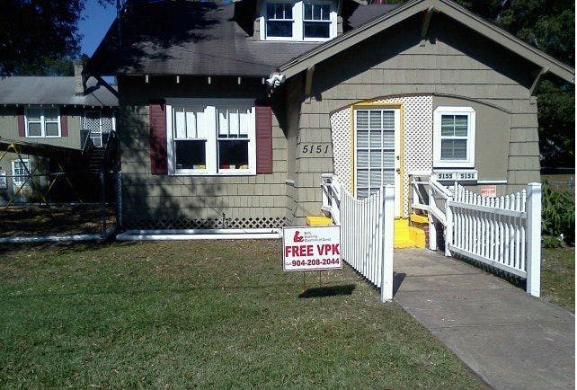 House with a "FREE VPK" sign in the yard