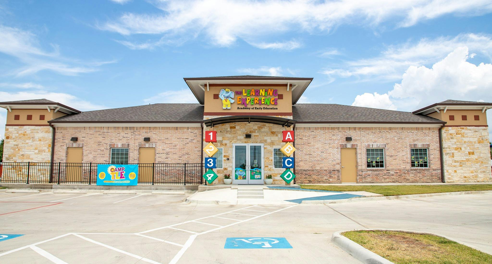 Building with a sign that says "Happy Kids"