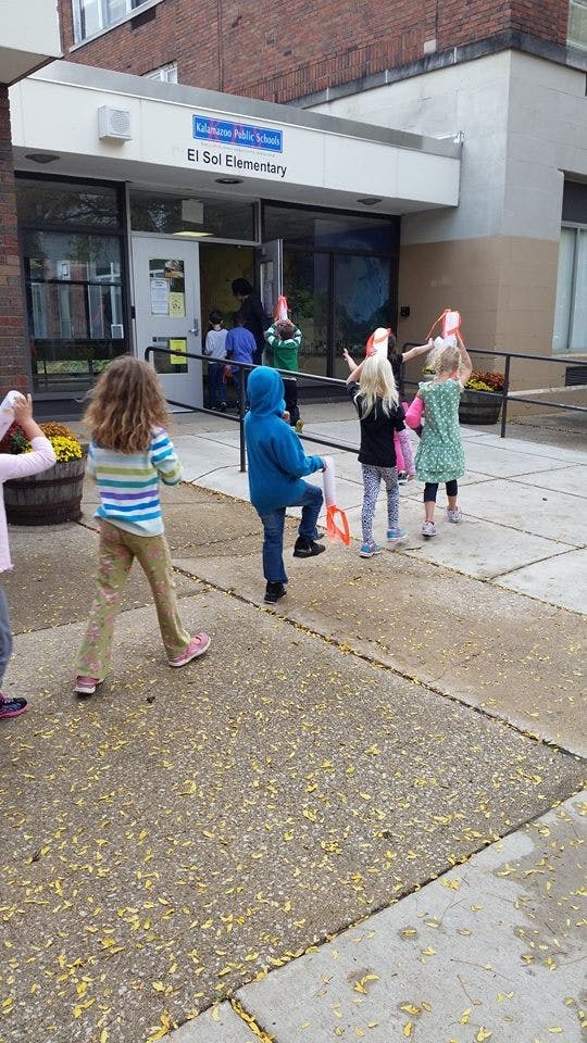 Children walking outside El Sol Elementary school