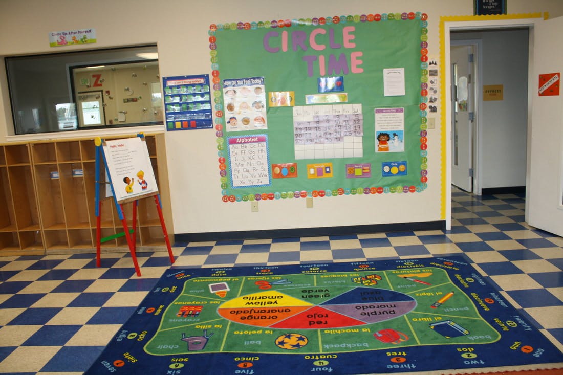 Classroom with a green bulletin board that says "CIRCLE TIME"
